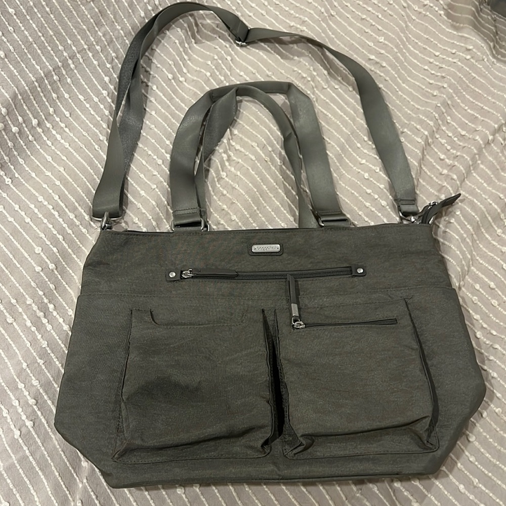 Shimmer gray baggallini brand bag, with many compartments.